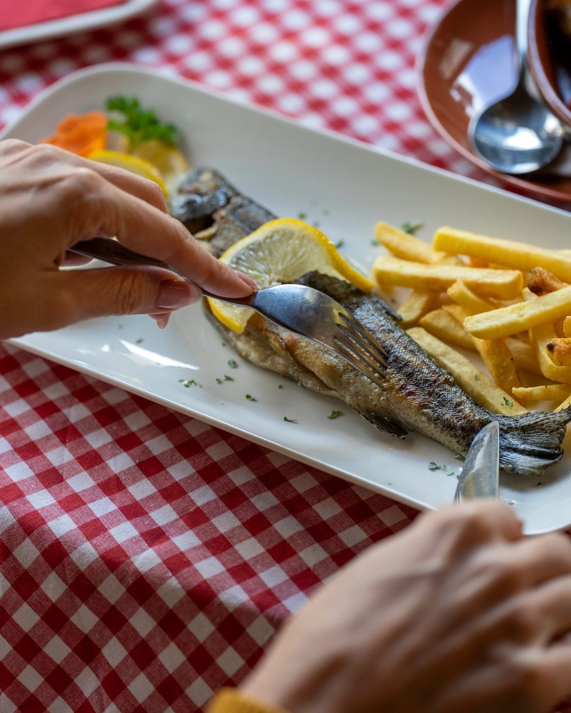 Pečena pastrmka sa limunom i prilogom