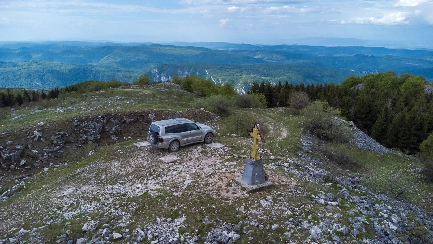 Terensko vozilo na vidikovcu iznad Kučaja, sa pogledom na planinske grebene