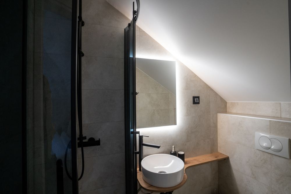 Osvetljeno ogledalo i lavabo u kupatilu sobe S2